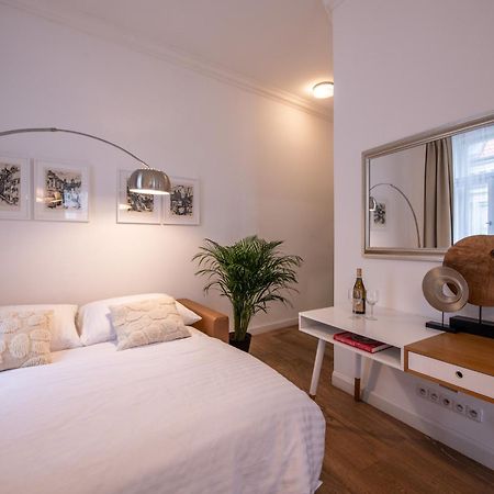 Modern Downtown Apt - Renovated, On Ideal Location Praha Bagian luar foto