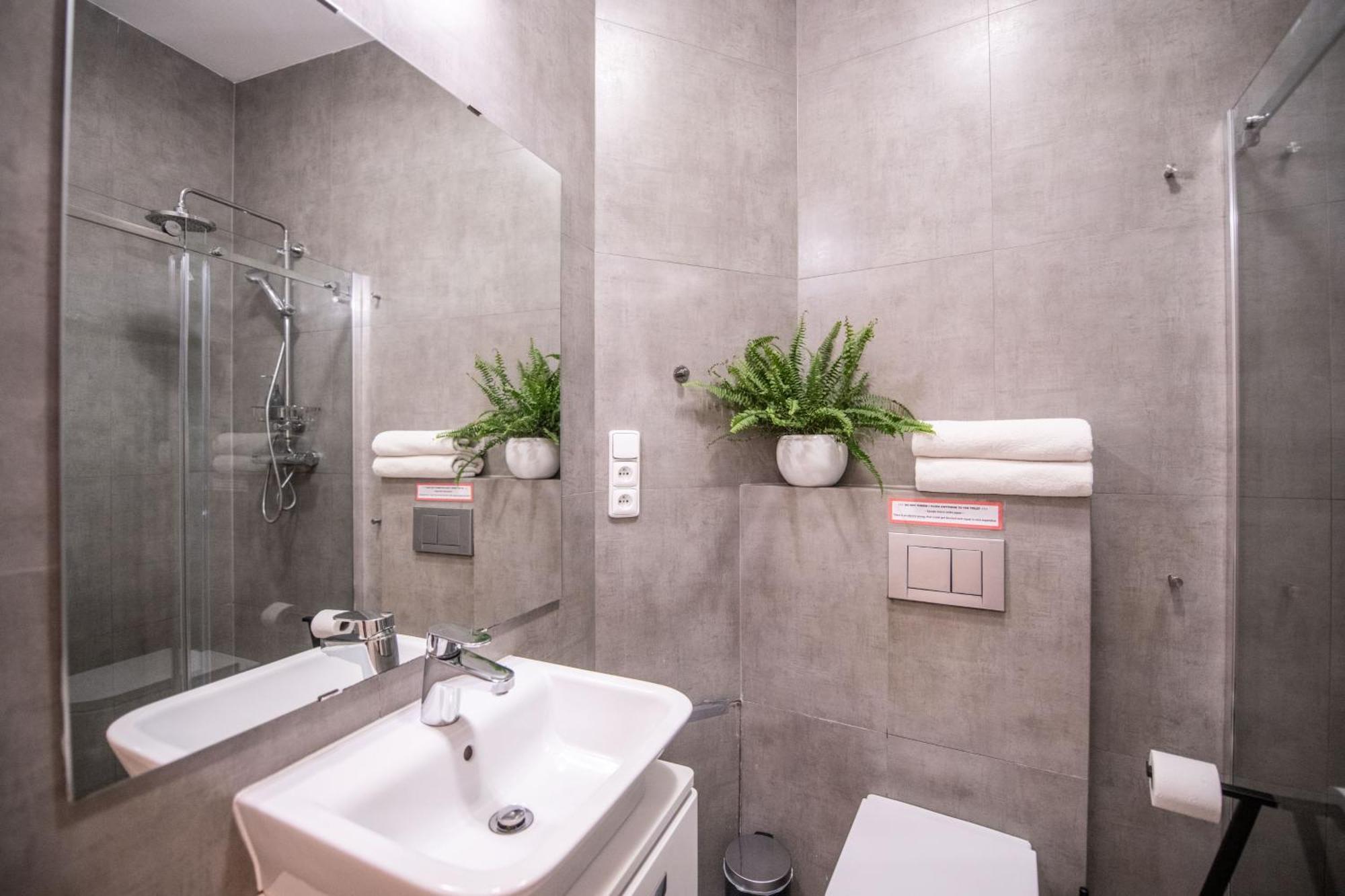 Modern Downtown Apt - Renovated, On Ideal Location Praha Bagian luar foto